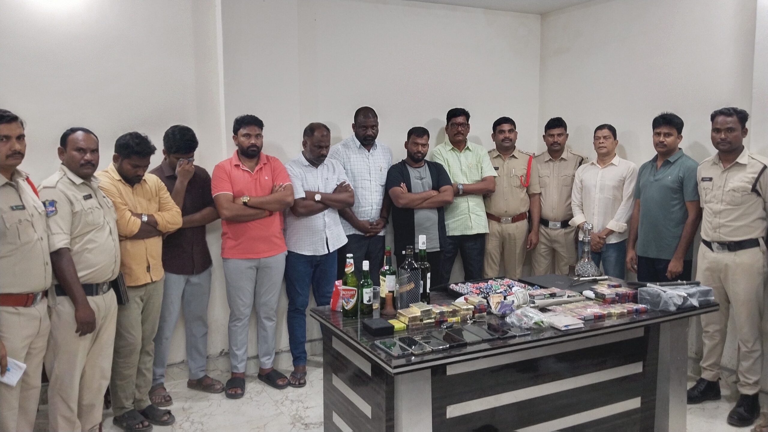 నల్లగొండ జిల్లా బ్రేకింగ్:         మిర్యాలగూడలో గోవా క్యాసినో కల్చర్ తీసుకువచ్చిన ఓ ప్రతినిధి.! ఎండలో కూడా ACలో పేకాట పార్టీలు!