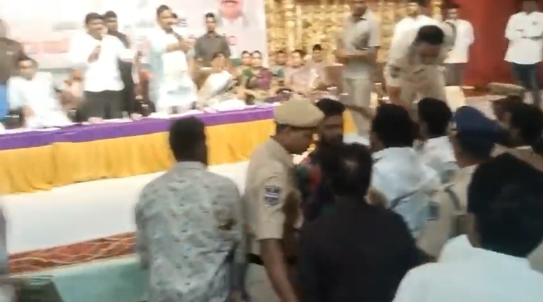 మా పార్టీ గుర్తు మీద గెలిచి మా ప్రభుత్వాన్నే విమర్శిస్తున్నావా!