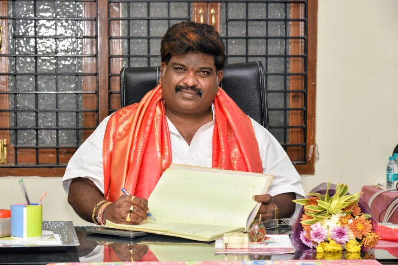 పీఏసీఎస్ చైర్మన్ గా బాధ్యతలు స్వీకరించిన ఆలకుంట్ల నాగరత్నం రాజు