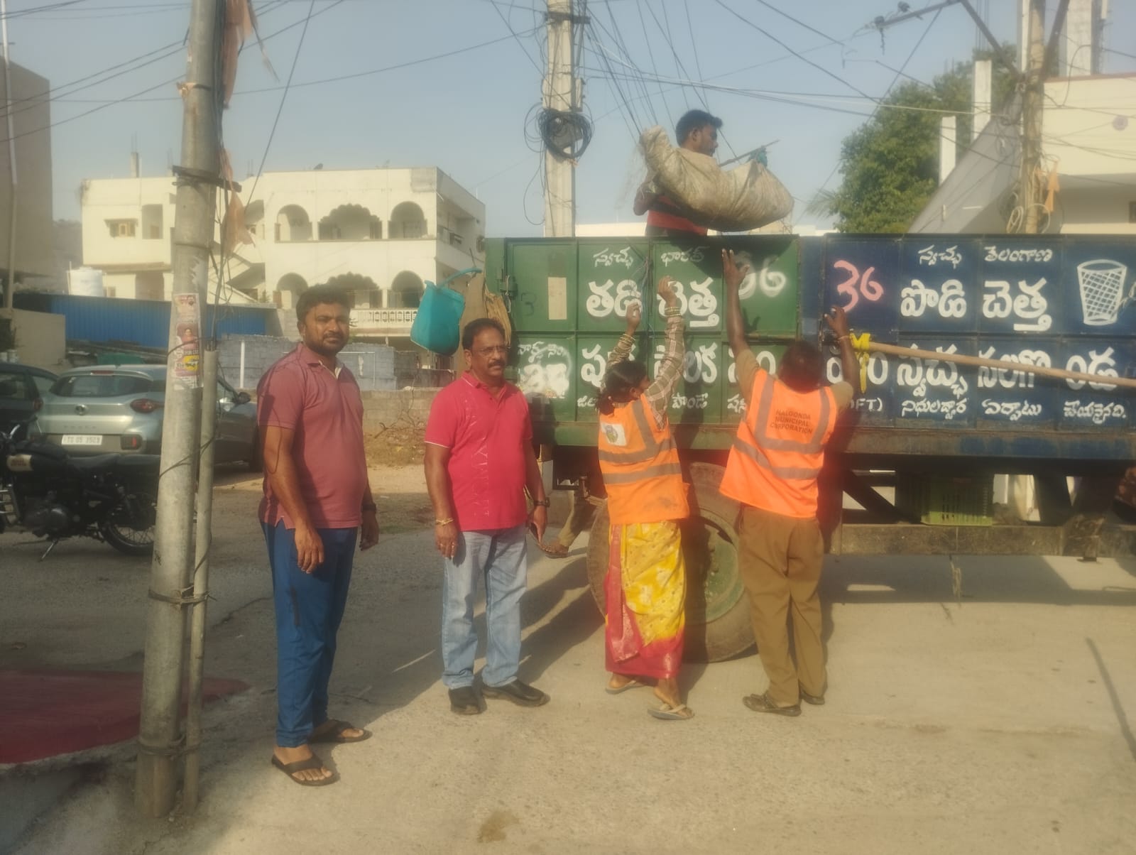 గాలివాన అనంతరం పారిశుధ్య పనులు అత్యవసరంగా చేపట్టాలి. మంత్రి, మేయర్ ఆదేశాలు