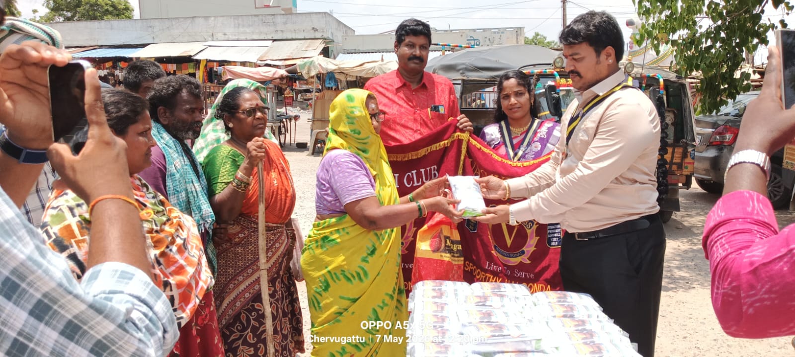 ప్రభుత్వ ఆసుపత్రిలో రోగులకు పండ్లు మజ్జిగ పంపిణీ