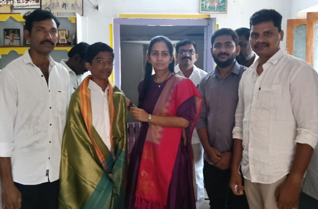 పదో తరగతి టాపర్‌కు ఎంపీ శబరి సన్మానం