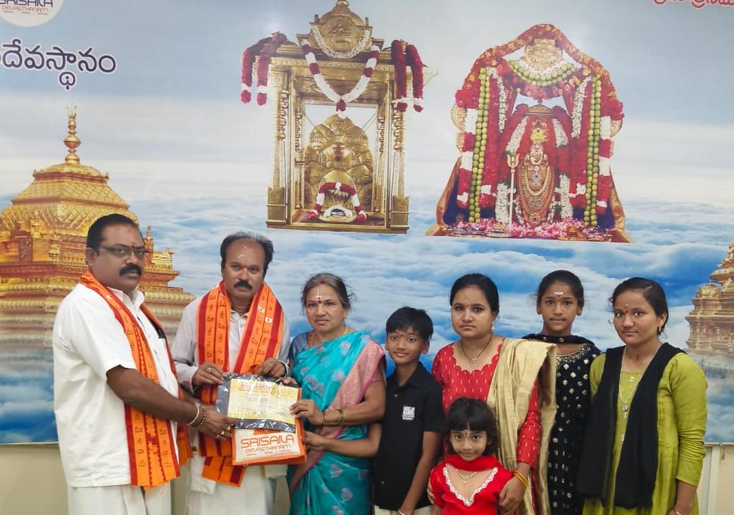 అన్నప్రసాద వితరణకు లక్ష రూపాయల విరాళం