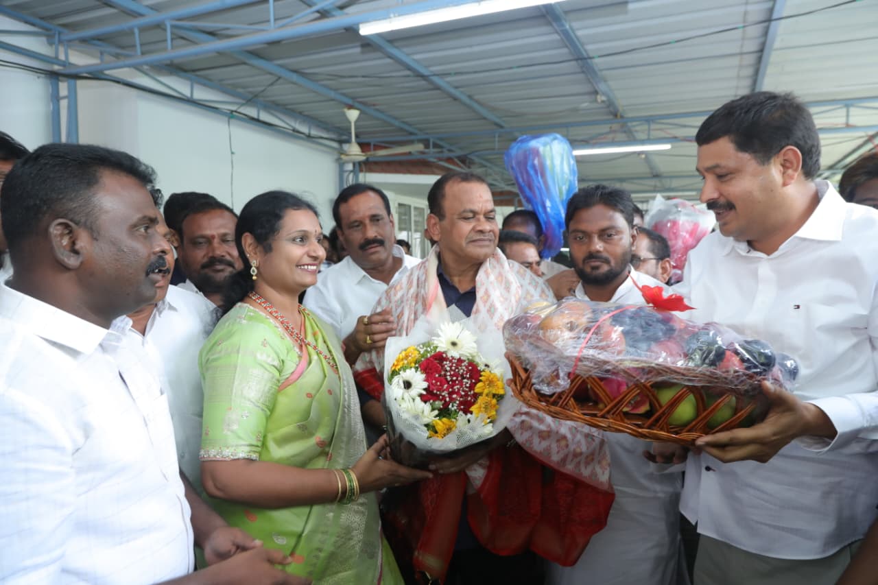 మంత్రి కోమటిరెడ్డికి పుట్టినరోజు శుభాకాంక్షల వెల్లువ