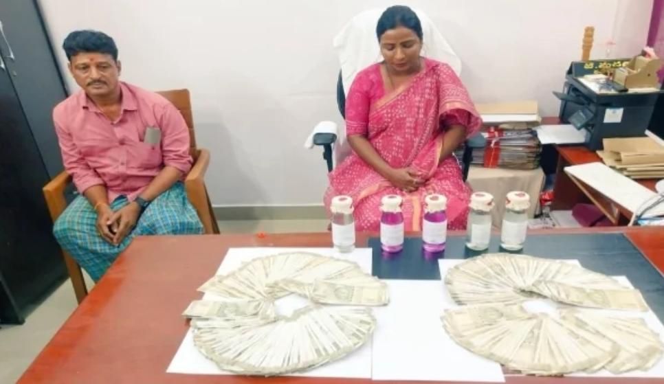 లంచం తీసుకుంటూ తహసీల్దార్ పట్టివేత