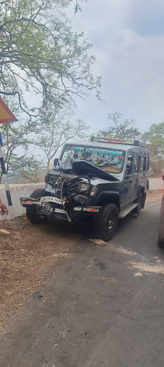 శ్రీశైలం ఘాట్ రోడ్డులో ఆర్టీసీ బస్సు, తుఫాన్ ఢీ