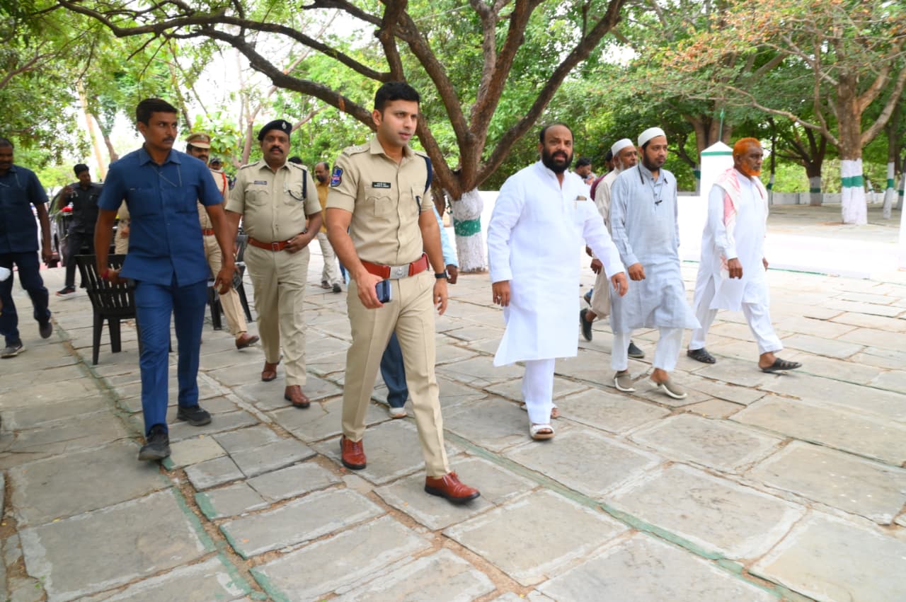 బక్రీద్ పండుగ సందర్భంగా మునుగోడు రోడ్డులోని ఈద్గా ప్రాంగణాన్ని సందర్శించి ఏర్పాట్లను పరిశీలించిన జిల్లా ఎస్పీ శరత్ చంద్ర పవార్