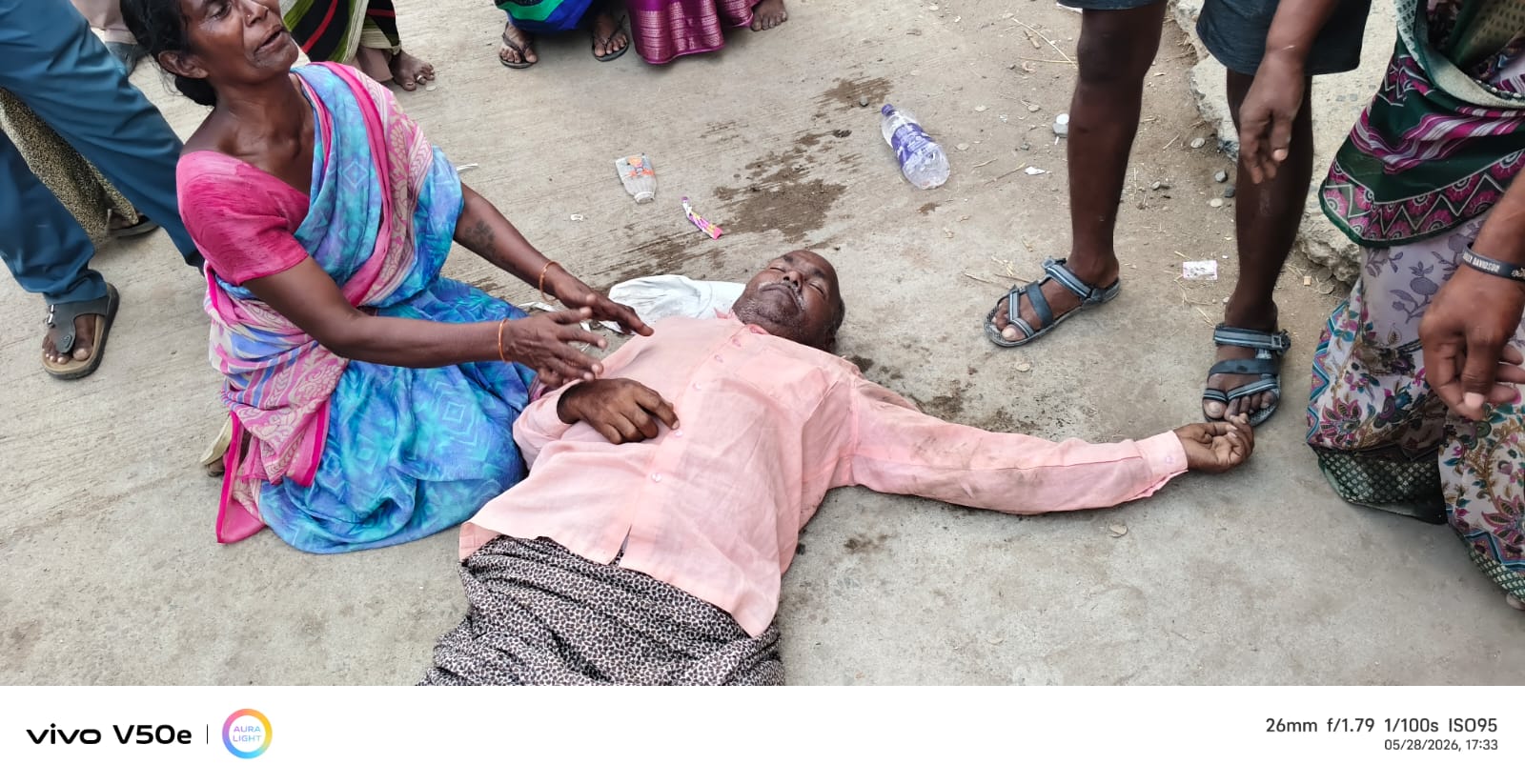బస్సు ఎక్కుతూ హఠాత్తుగా కుప్పకూలి వ్యక్తి మృతి..!