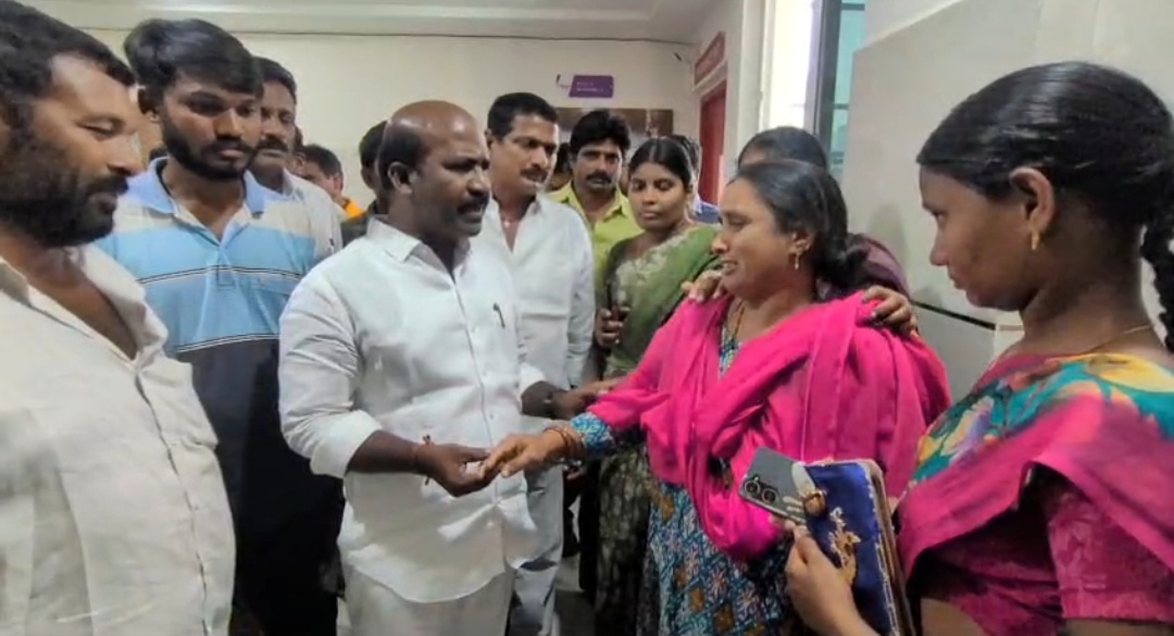 సోషల్‌ మీడియాలో ప్రశ్నించారని బీఆర్‌ఎస్ కార్యకర్తపై దాడి