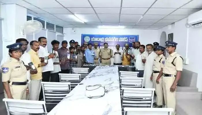 రికవరీ చేసిన 75 సెల్ ఫోన్ల అందజేత