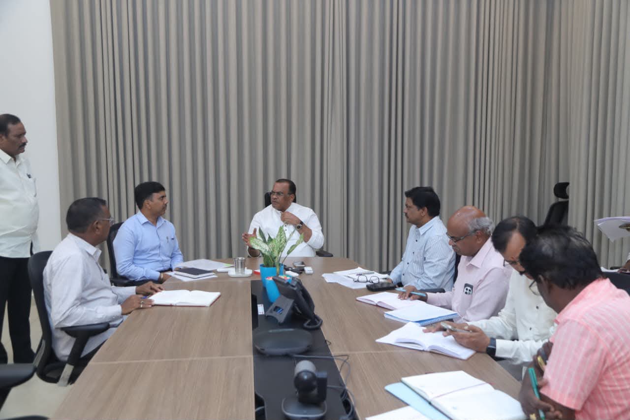 నల్లగొండ అభివృద్ధిపై మంత్రి కోమటిరెడ్డి సమీక్ష