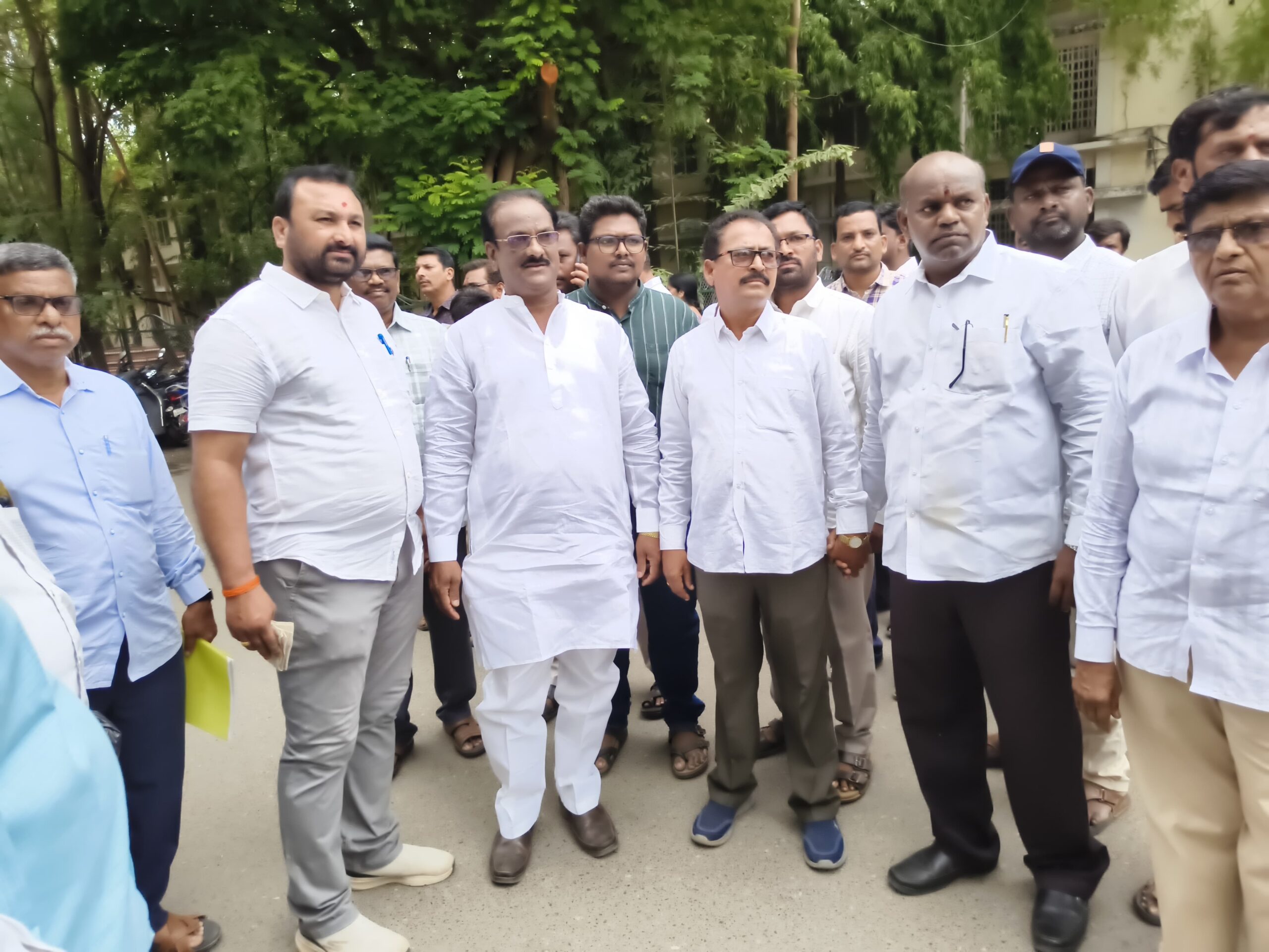 ఉద్యోగులపై పని ఒత్తిడి తగ్గించాలి